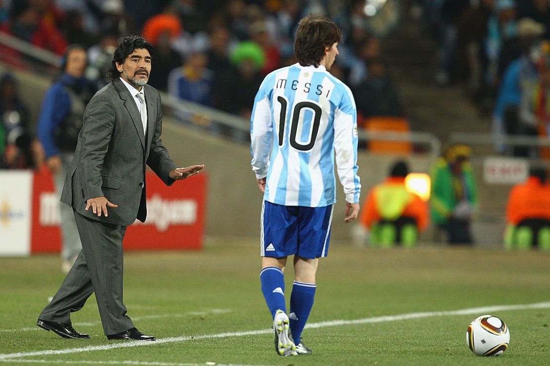 Diego Maradona y Lionel Messi, durante el partido de octavos de final de la Copa Mundial de la FIFA Sudáfrica 2010 entre Argentina y México en el estadio Soccer City el 27 de junio de 2010 en Johannesburgo, Sudáfrica.