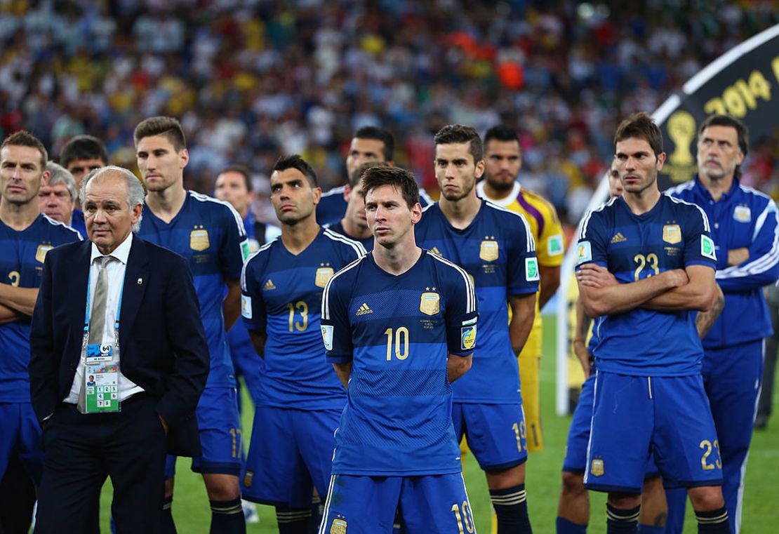 El seleccionador Alejandro Sabella de Argentina mira a su equipo después de ser derrotado por Alemania 1-0 durante el partido de la final de la Copa Mundial de la FIFA Brasil 2014 entre Alemania y Argentina en Maracaná el 13 de julio de 2014 en Río de Janeiro, Brasil.