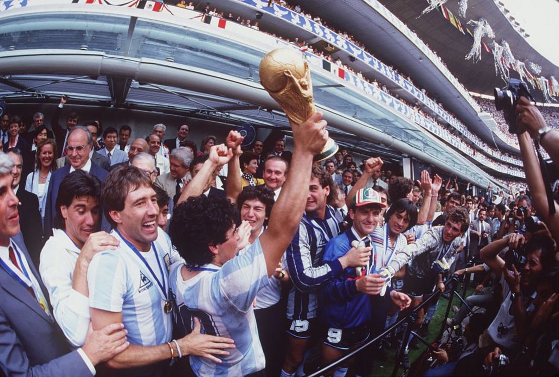 Diego Maradona celebra con la Copa del Mundo en México 1986.