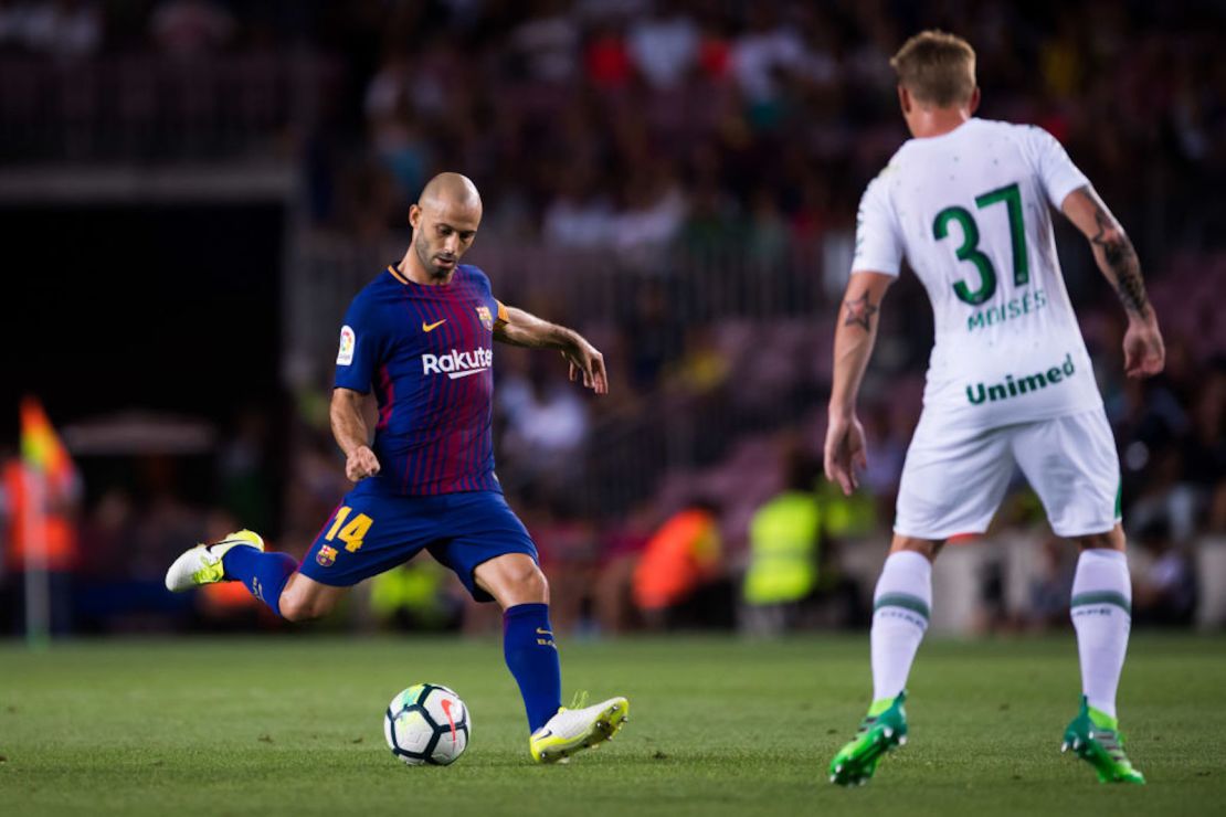 Javier Mascherano del FC Barcelona juega el balón durante el partido del Trofeo Joan Gamper entre el FC Barcelona y el Chapecoense en el estadio Camp Nou el 7 de agosto de 2017 en Barcelona, España.