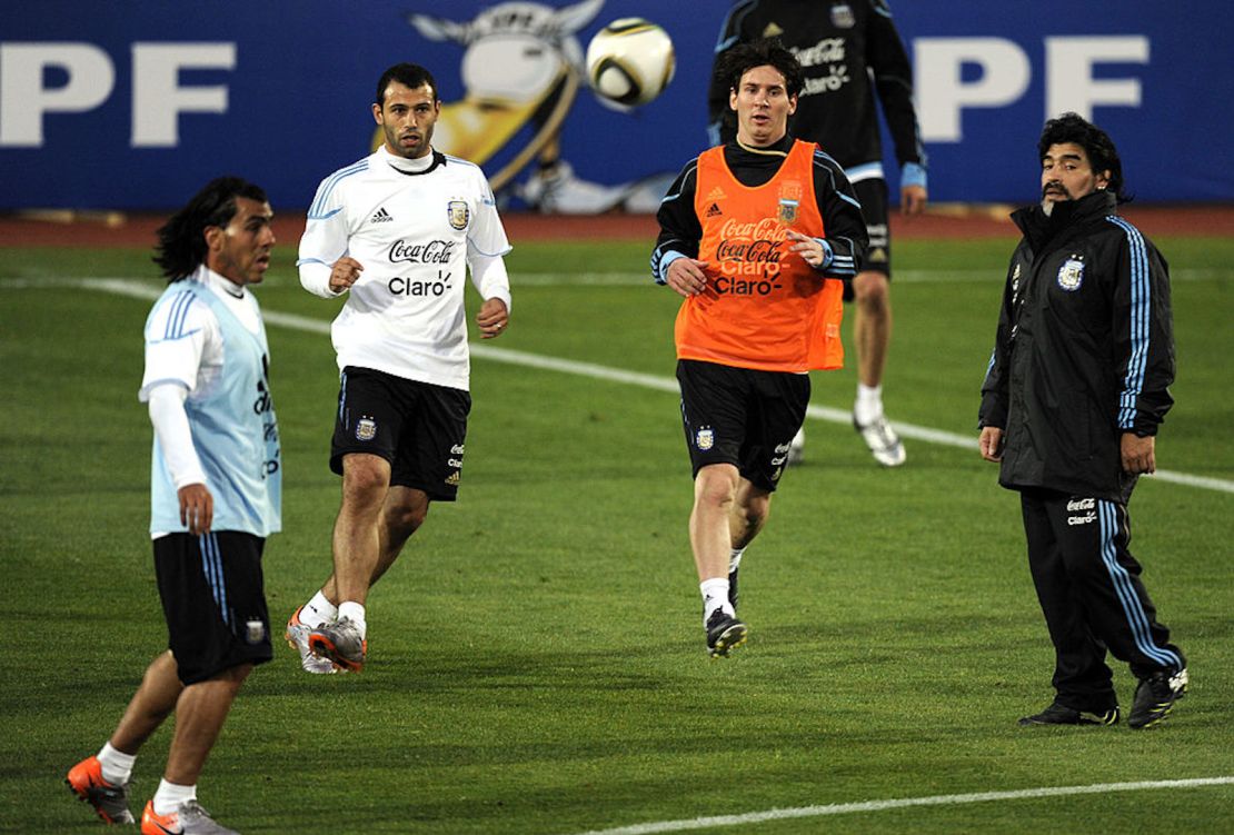 Carlos Tévez, Javier Mascherano y Lionel Messi en un entrenamiento con Diego Maradona el 3 de junio de 2010 en Pretoria en el Mundial de Sudáfrica 2010.