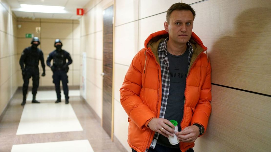 El líder de la oposición rusa Alexey Navalny cerca de los agentes de la ley en el edificio que albergaba su Fundación Anticorrupción en Moscú en 2019.