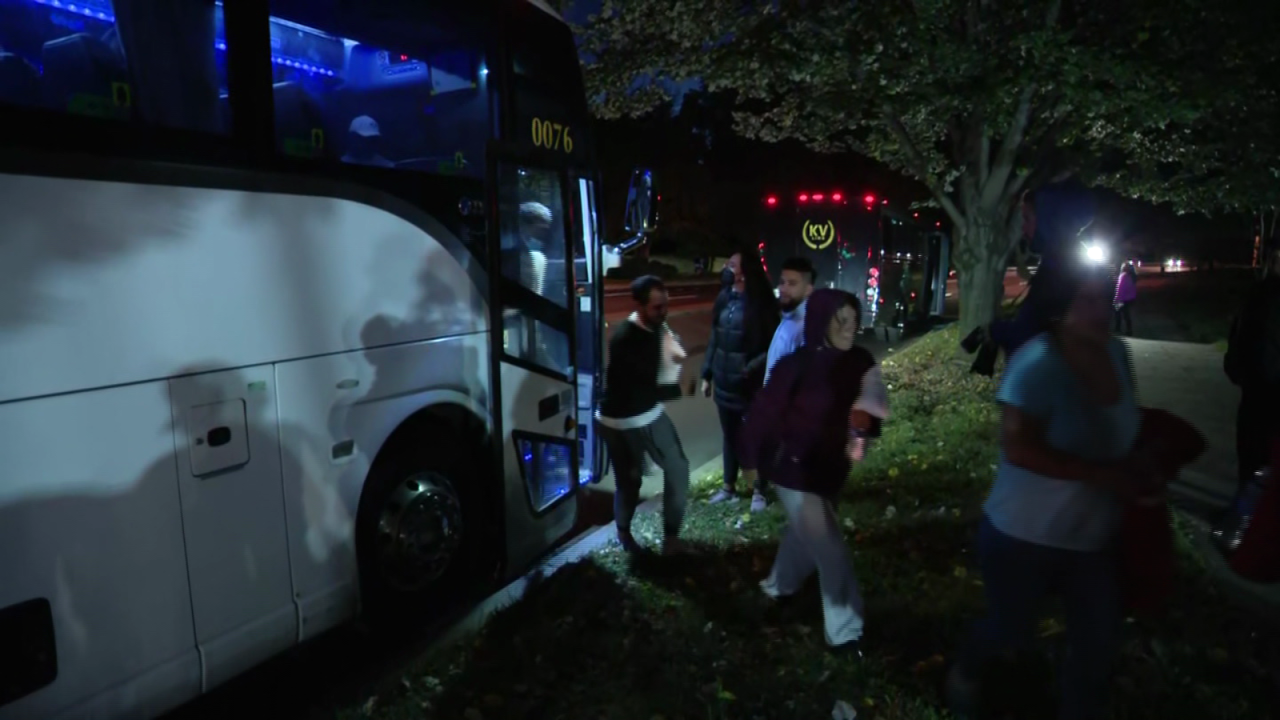 CNNE 1278439 - gobierno de texas envia mas autobuses con migrantes a washington