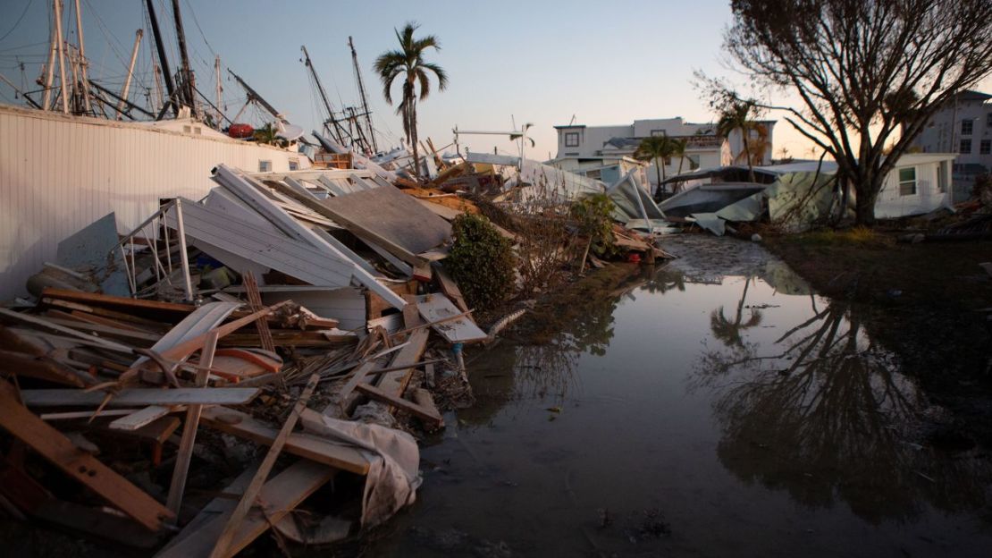 Los daños del huracán Ian se ven el martes en la isla de San Carlos, en la playa de Fort Myers. Crédito: Erica Lee/CNN