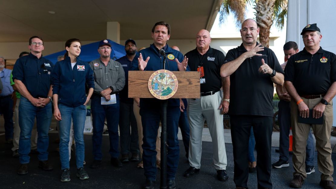 El gobernador de Florida Ron DeSantis habla durante una conferencia de prensa el martes en Cape Coral, Florida. Crédito: Joe Raedle/Getty Images