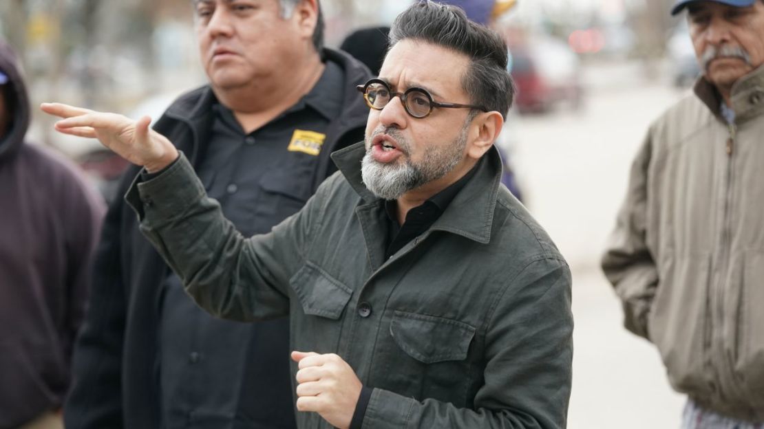 Saket Soni, director ejecutivo de Resilience Force, habla con trabajadores en LaPlace, Louisiana, en febrero. Los equipos de la organización han estado trabajando en Florida desde poco después del paso del huracán Ian. Crédito: Josh Brasted/Getty Images