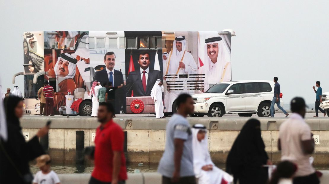 Un autobús con retratos del emir qatarí es visto mientras los qataríes salen a las calles de Doha el 24 de septiembre de 2017.