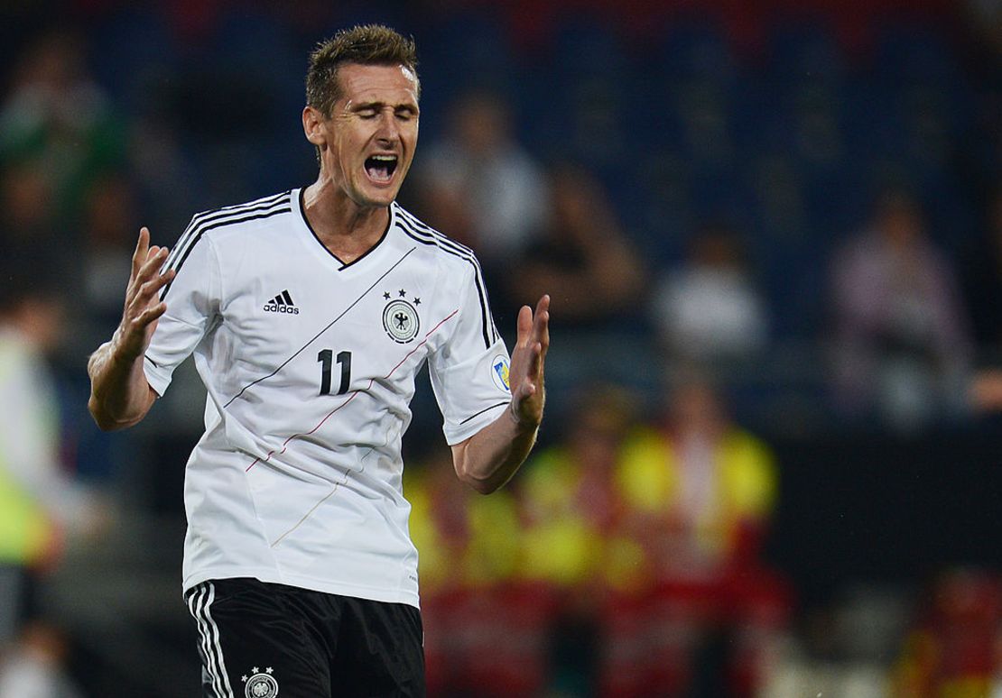 El delantero alemán Miroslav Klose durante el partido del Grupo C de clasificación para la Copa Mundial de la FIFA 2014 Alemania vs Islas Feroe el 7 de septiembre de 2012 en Hannover, Alemania. AFP PHOTO / PATRIK STOLLARZ