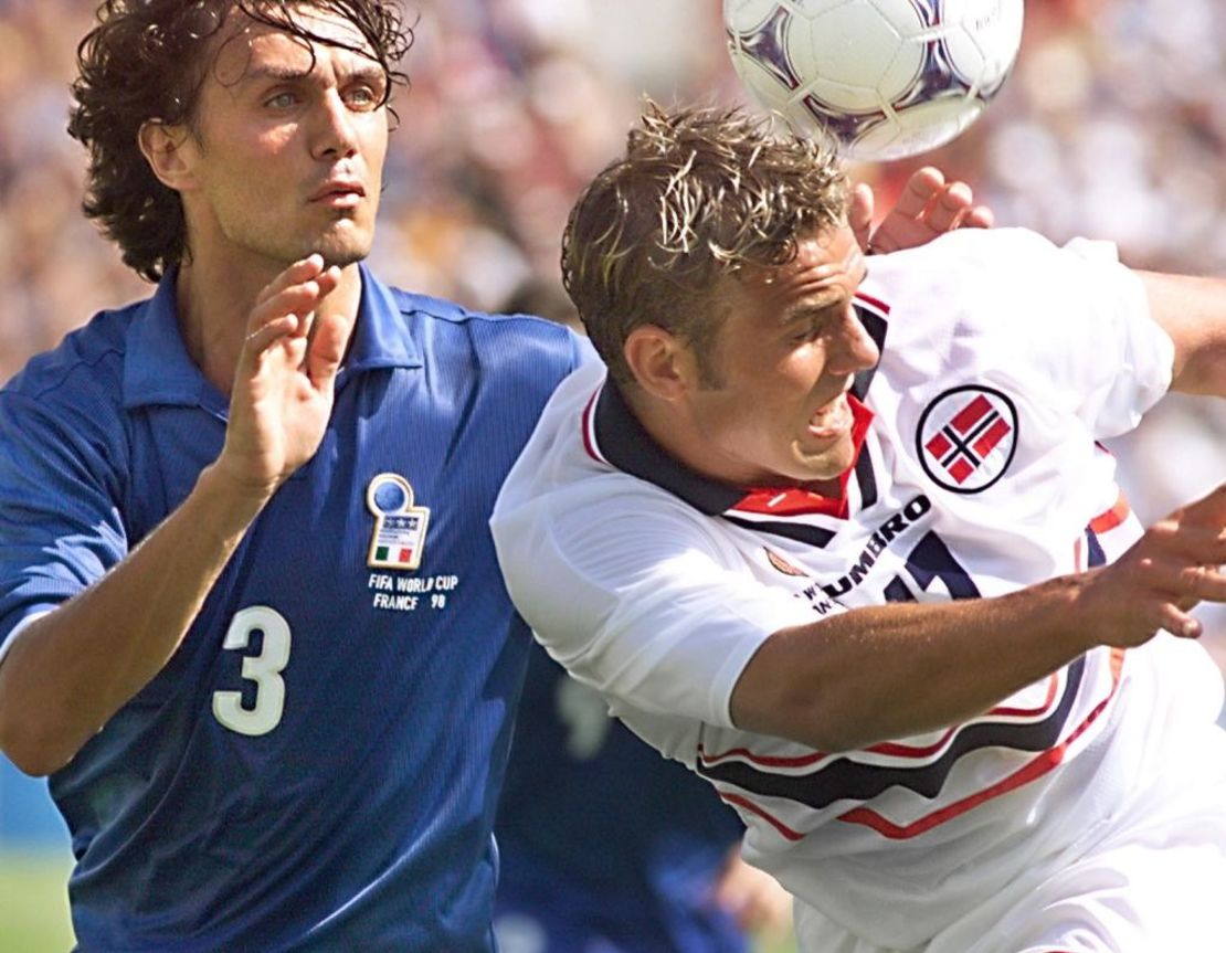 El capitán italiano Paolo Maldini (izquierda) lucha por el balón con el noruego Havard Flo en el Stade Velodrome de Marsella, al sur de Francia, durante su partido de la segunda ronda de la 16ª Copa Mundial de Fútbol. Italia ganó 1-0 y está clasificada para los cuartos de final. (IMAGEN ELECTRÓNICA) AFP FOTO OMAR TORRES