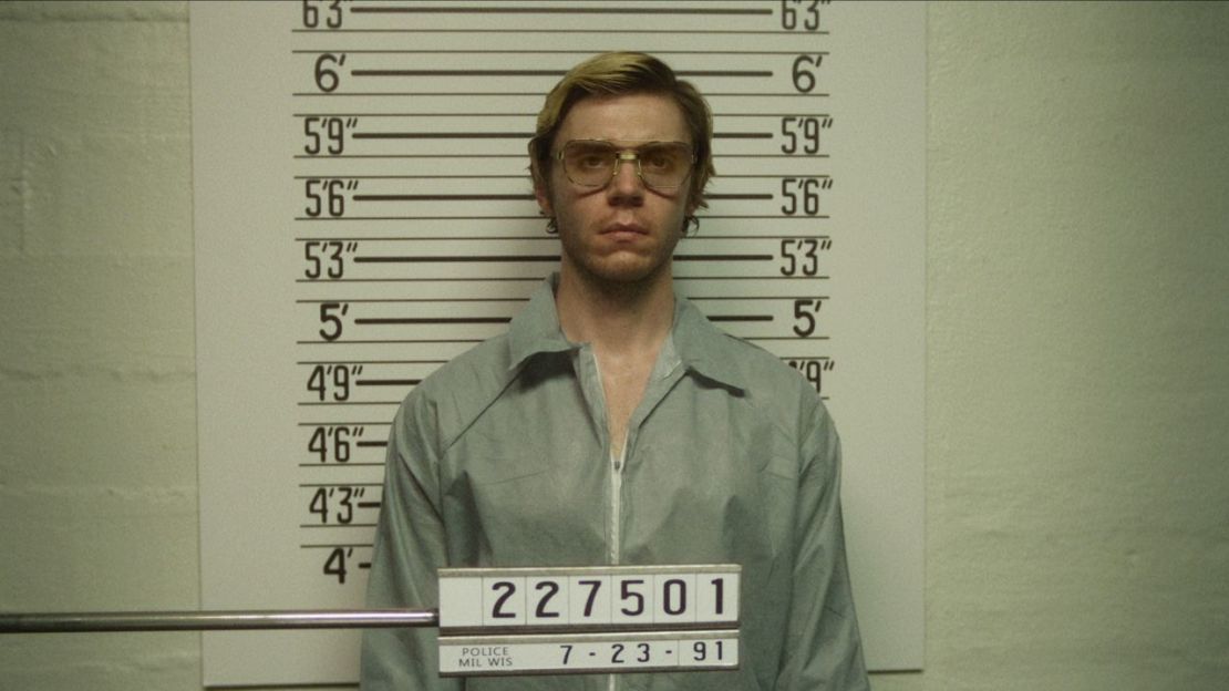 Evan Peters como Jeffrey Dahmer en la serie de Netflix "Dahmer -Monster: The Jeffrey Dahmer Story." Cortesía de Netflix