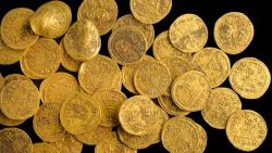 CNNE 1279168 - encuentran 44 monedas de oro de hace 1-400 anos en israel