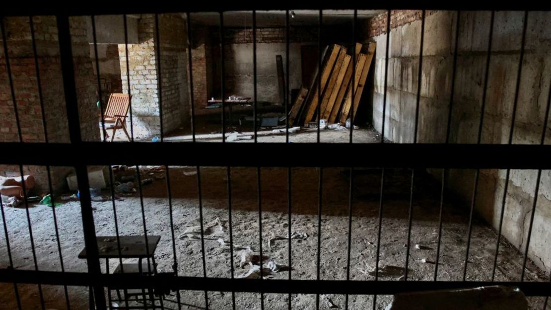 Una vista interior muestra el sótano de un edificio que, según las autoridades ucranianas, fue una prisión rusa improvisada y una cámara de tortura en la región de Járkiv, Ucrania, el 18 de septiembre de 2022. Viktoriia Yakymenko/Reuters