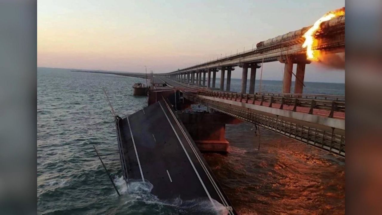 CNNE 1279407 - asi quedo el puente de crimea tras explosion