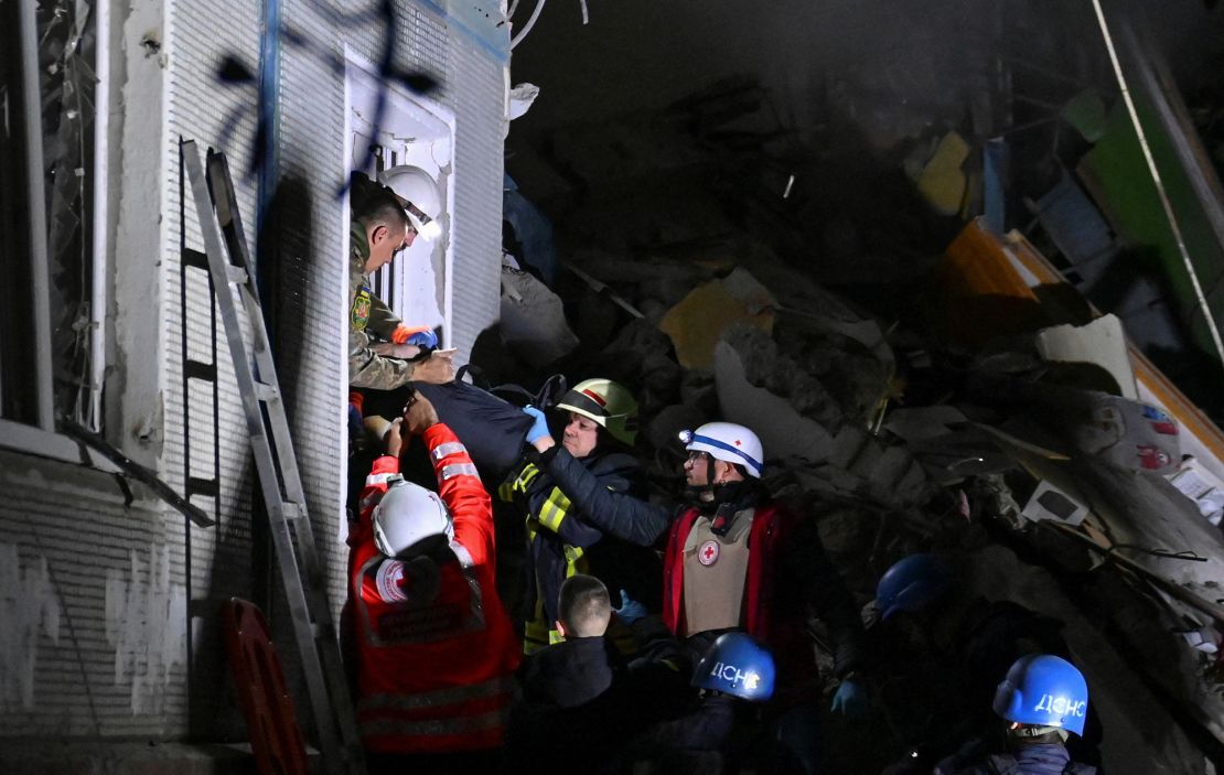 Los rescatistas sacan a una persona de un edificio residencial gravemente dañado por un ataque con misiles rusos en Zaporiyia, Ucrania, el 9 de octubre.