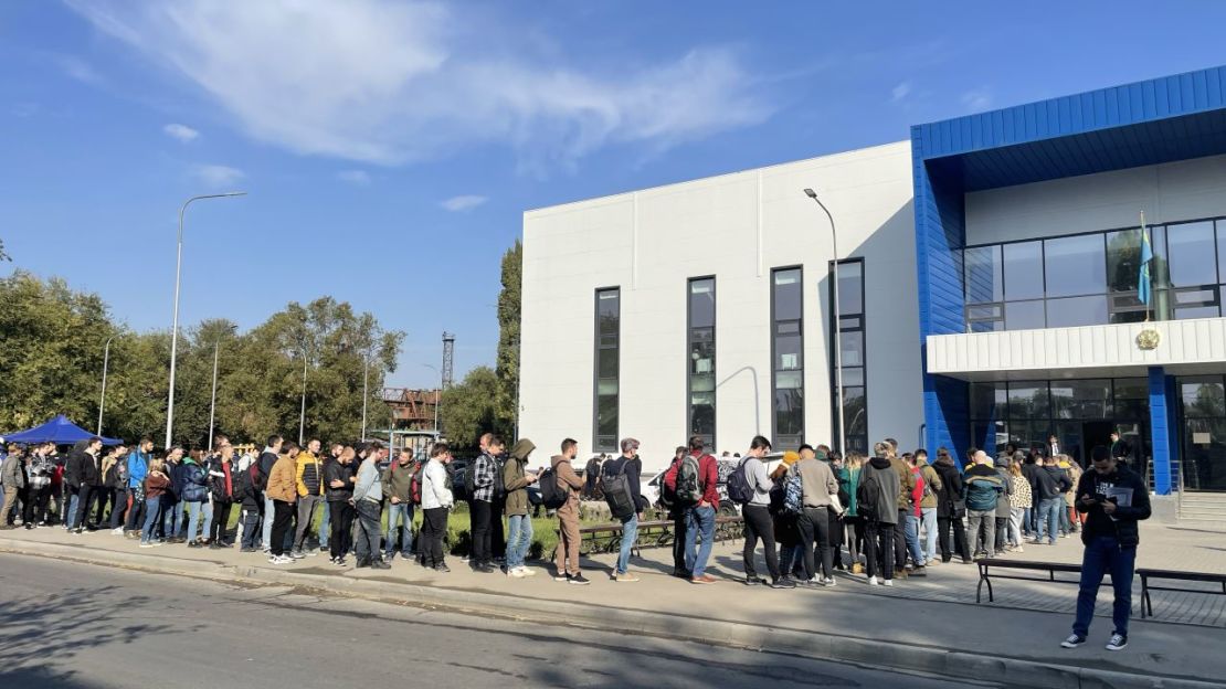 Rusos haciendo fila en un centro de registro en Almaty, Kazajstán.