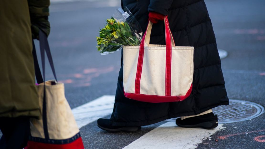 Cambia a las bolsas reutilizables para hacer las compras y reducir el plástico de un solo uso.