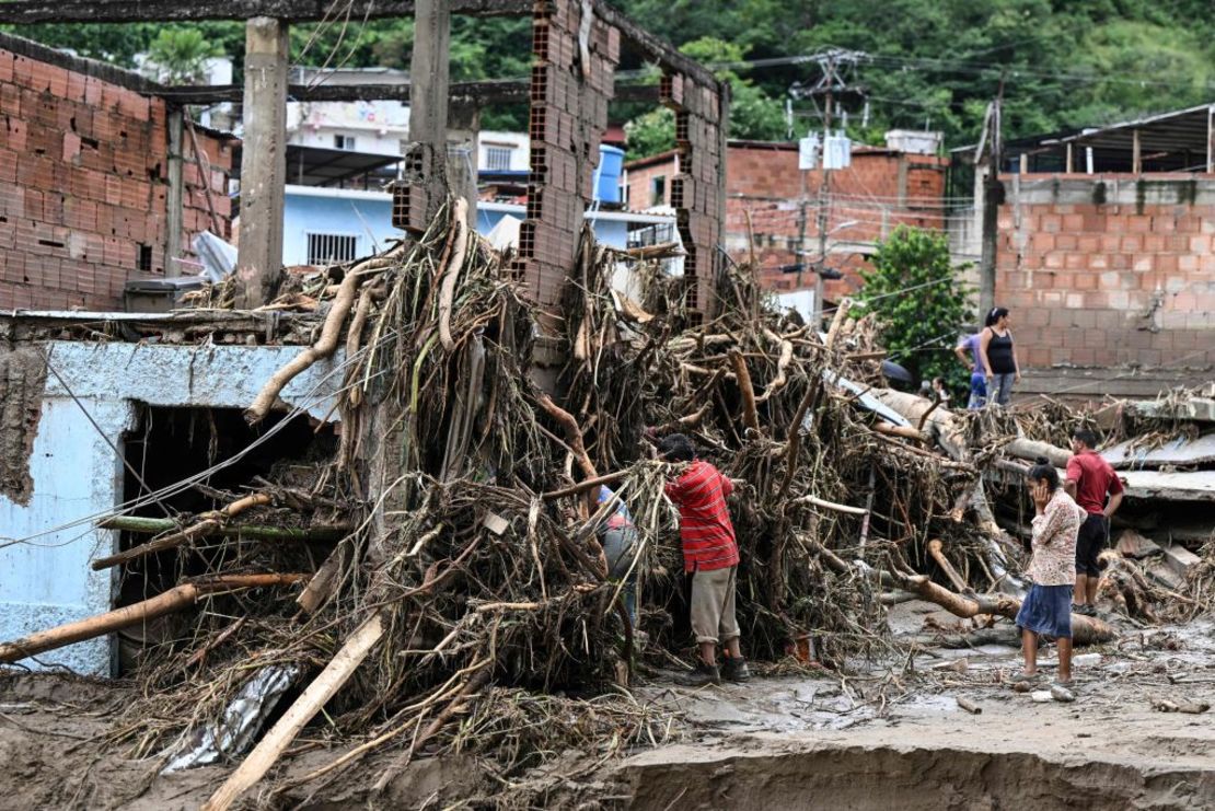 Residentes buscan a sus familiares desaparecidos entre los escombros de una casa destruida. Crédito: YURI CORTEZ/AFP vía Getty Images.