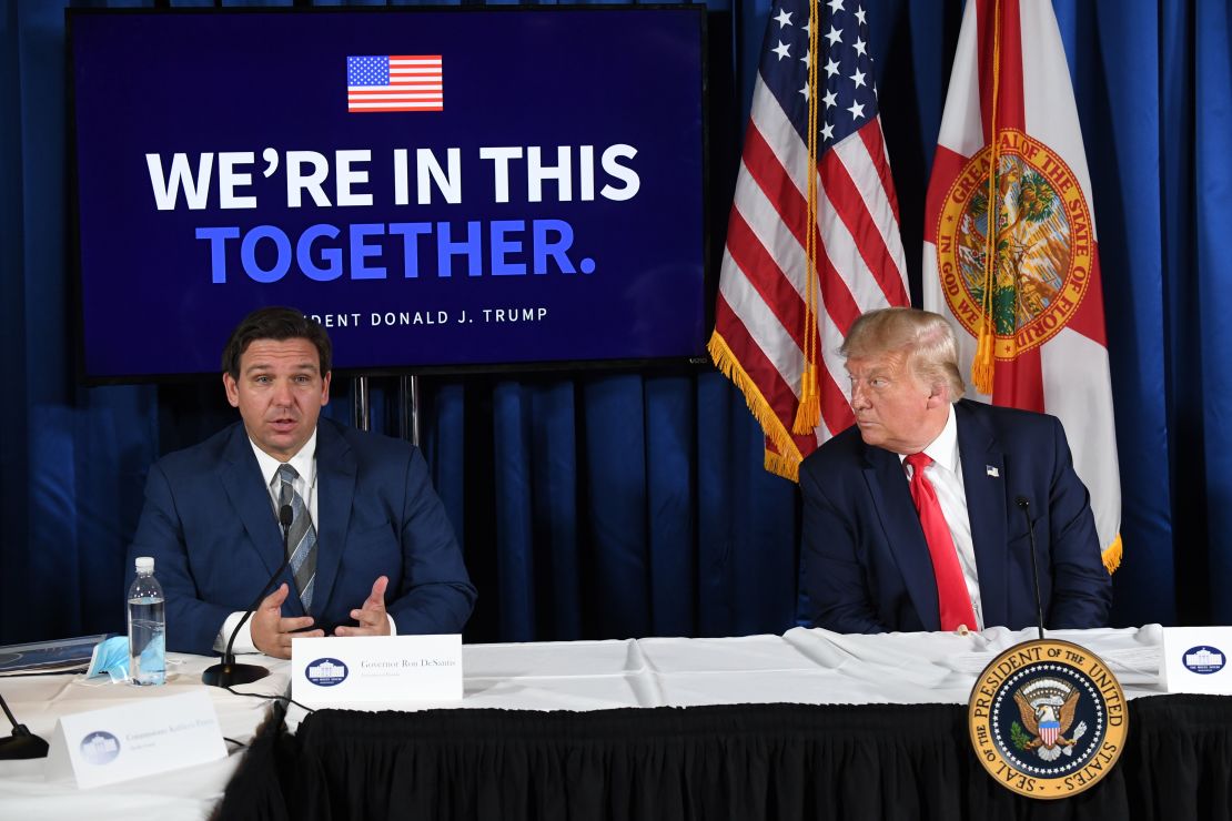 DeSantis y Trump en una conferencia en Florida en julio de 2020.