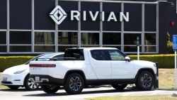 CNNE 1279852 - rivian pide revision de mas de 12-000 vehiculos