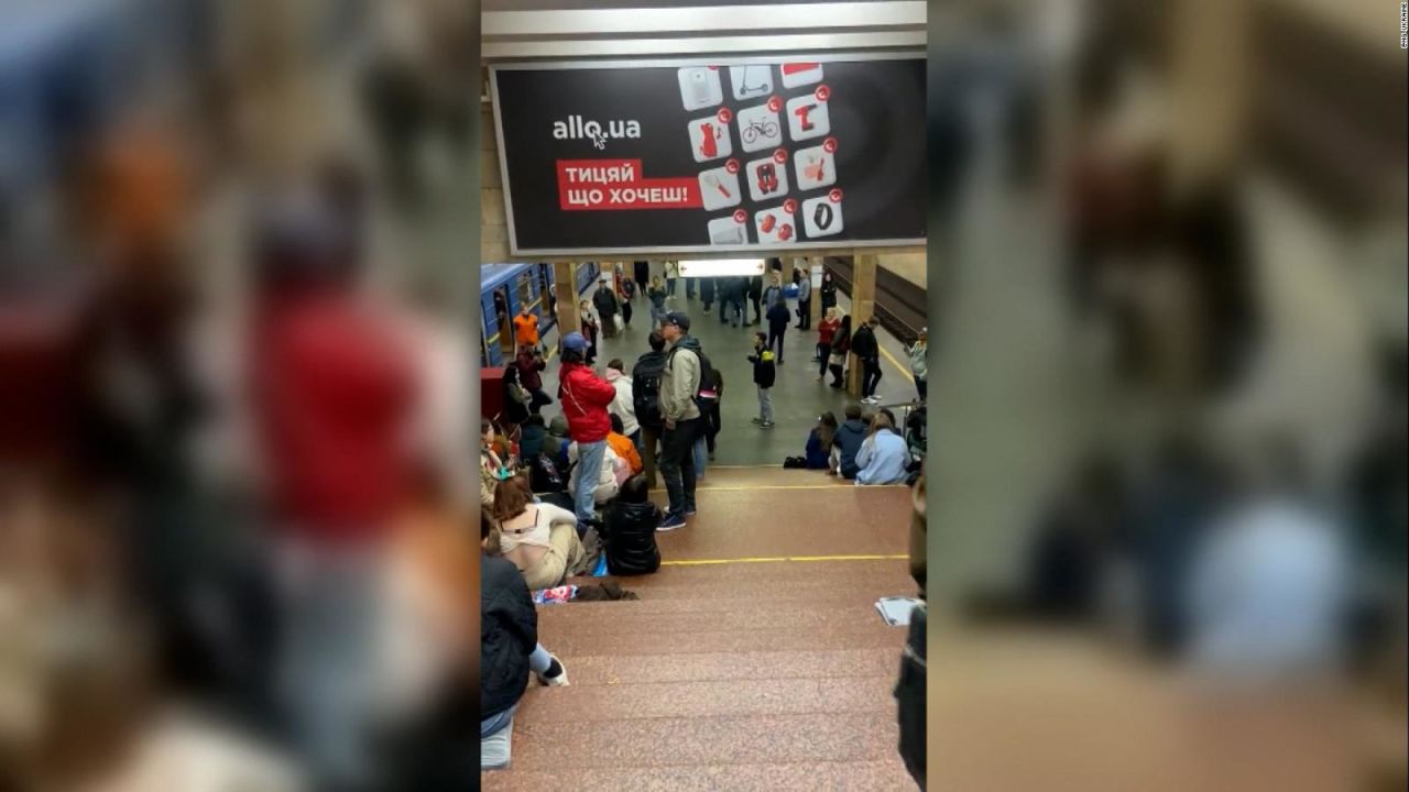 CNNE 1279876 - ciudadanos refugiados en una estacion de metro en kyiv cantan su himno