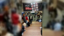 CNNE 1279876 - ciudadanos refugiados en una estacion de metro en kyiv cantan su himno