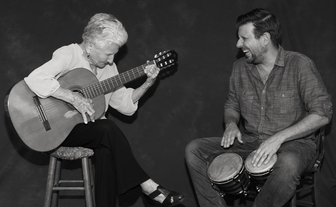 Ángela Álvarez (izquierda) y su nieto, Carlos José Álvarez (derecha), disfrutando de un placer familiar: la música.