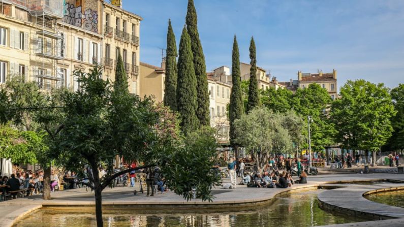 Cours Julien, Marsella, Francia: Alguna vez el hogar de los mercados al aire libre de la ciudad, en estos días el barrio es un refugio para librerías usadas, locales de música en vivo y arte callejero.