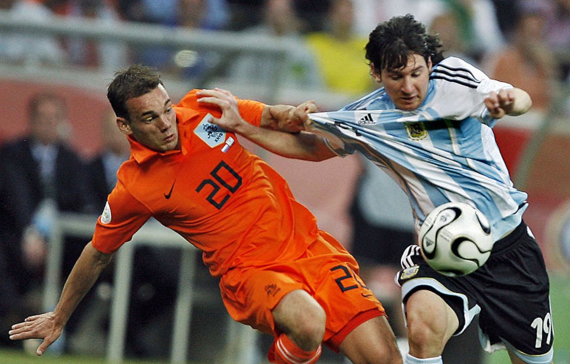 El centrocampista holandés Wesley Sneijder (L) lucha por el balón con el delantero argentino Lionel Messi en la primera ronda del partido de fútbol de la Copa Mundial del Grupo C Holanda vs. Argentina, el 21 de junio de 2006 en Frankfurt, Alemania.