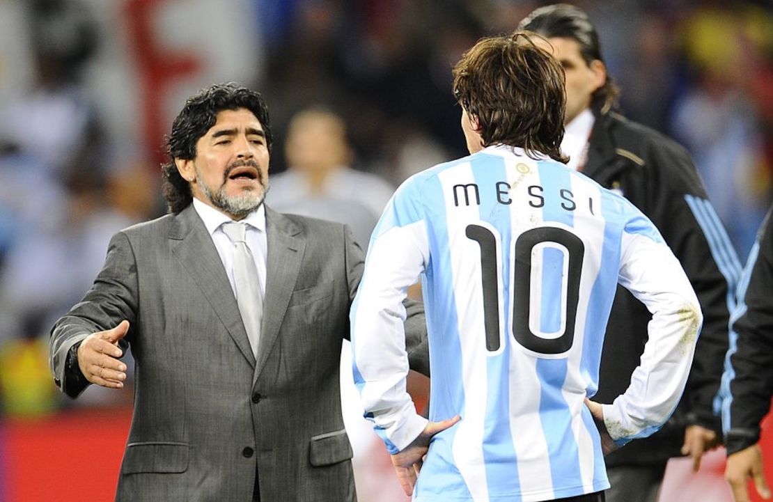 El entrenador argentino Diego Maradona (izq.) luce abatido frente al delantero argentino Lionel Messi después de perder el partido de fútbol de cuartos de final de la Copa Mundial 2010 entre Argentina y Alemania el 3 de julio de 2010 en el estadio Green Point en Ciudad del Cabo. Alemania se clasificó para las semifinales.