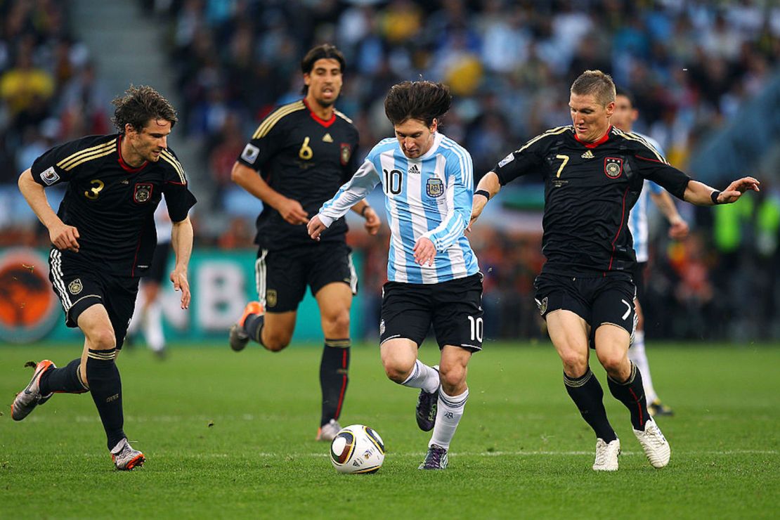 Lionel Messi durante el partido de cuartos de final de la Copa Mundial de la FIFA Sudáfrica 2010 entre Argentina y Alemania en el Estadio Green Point el 3 de julio de 2010 en Ciudad del Cabo, Sudáfrica.