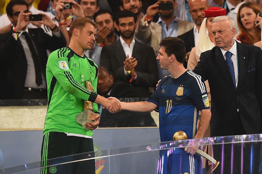 Lionel Messi saluda al portero de Alemania Manuel Neuer tras el partido final de la Copa Mundial de la FIFA Brasil 2014 entre Alemania y Argentina en el Maracaná el 13 de julio de 2014 en Río de Janeiro, Brasil.