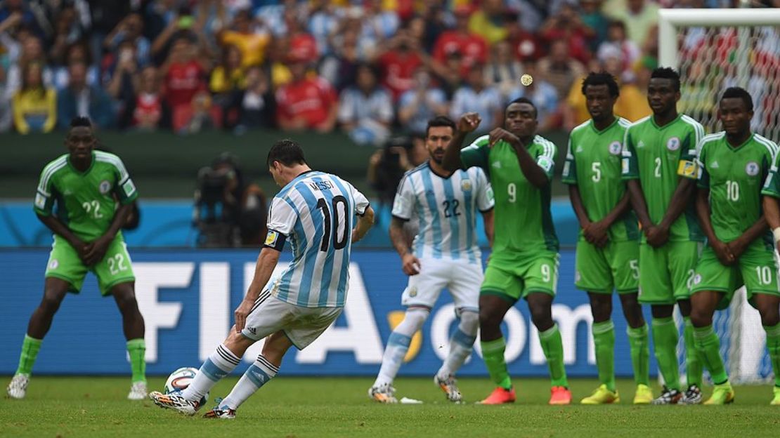 El delantero argentino Lionel Messi dispara para anotar su segundo gol, durante un partido de fútbol del Grupo F entre Nigeria y Argentina en el estadio Beira-Rio de Porto Alegre durante la Copa Mundial de la FIFA 2014 el 25 de junio de 2014.