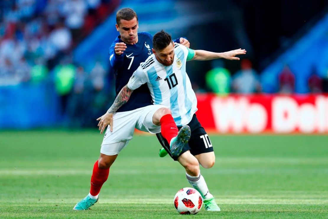 El delantero francés Antoine Griezmann compite con el delantero argentino Lionel Messi durante el partido de fútbol de octavos de final de la Copa Mundial Rusia 2018 entre Francia y Argentina en el Kazan Arena en Kazan el 30 de junio de 2018.