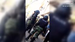 CNNE 1280250 - iran- policia arrastra a hombre y esposa embarazada