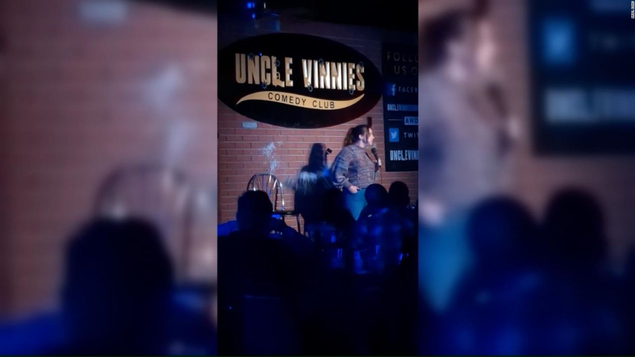 CNNE 1280361 - le arrojan una cerveza a una comediante y su reaccion sorprendio a todos