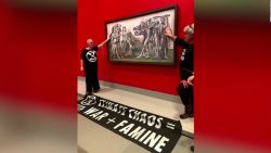 CNNE 1280377 - activistas se pegan a una pintura de picasso exhibida en australia