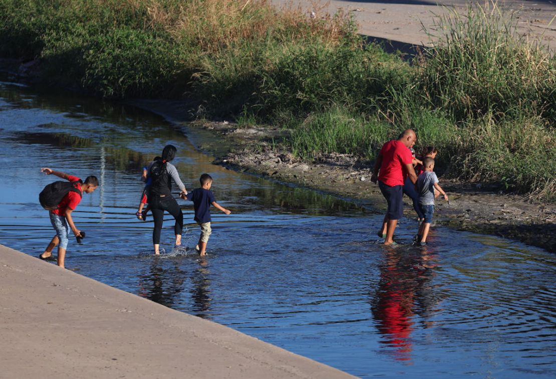 Migrantes venezolanos cruzan el Río Grande desde México para entregarse a la Patrulla Fronteriza de EE.UU. el 22 de septiembre de 2022 en El Paso, Texas.