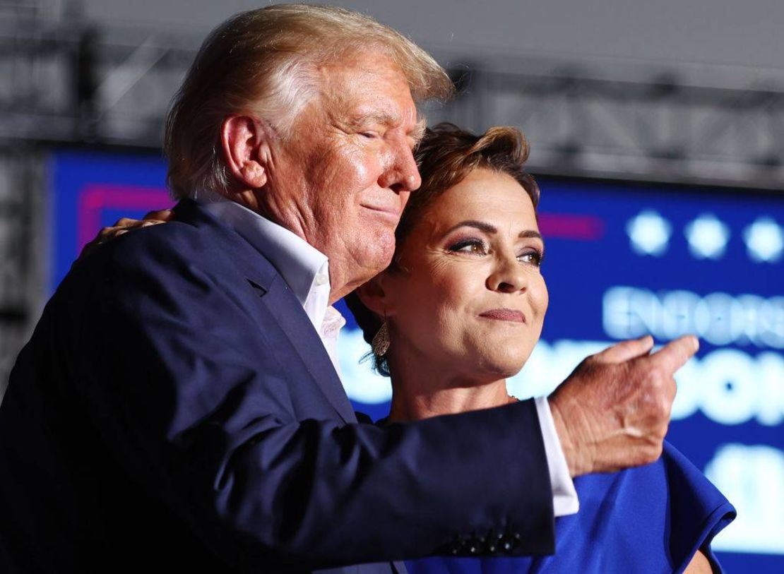 El expresidente de Estados Unidos Donald Trump (izq.) abraza a la candidata republicana a gobernadora de Arizona Kari Lake, a quien ha apoyado, durante un acto de campaña el 09 de octubre de 2022 en Mesa, Arizona