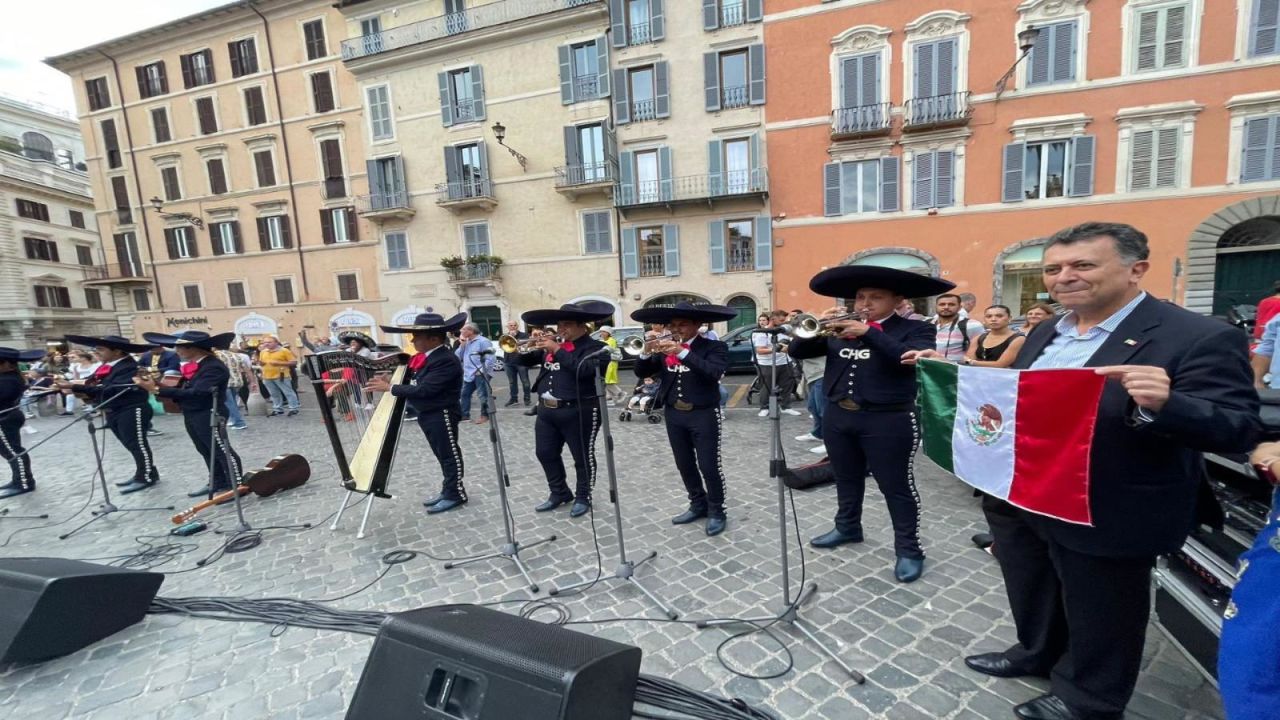 CNNE 1280556 - asi deleitaron mariachis mexicanos a italia con sus canciones