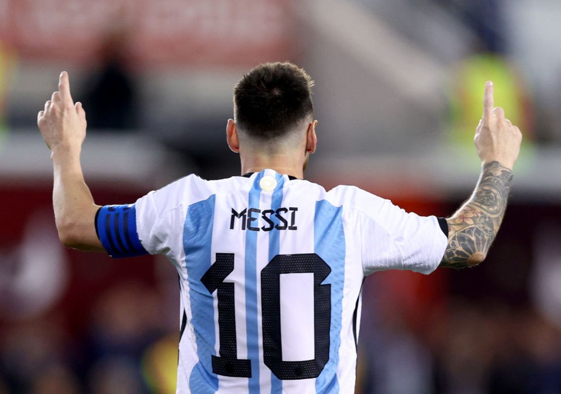 Lionel Messi #10 de Argentina celebra su gol en el segundo tiempo contra Jamaica en el Red Bull Arena el 27 de septiembre de 2022 en Harrison, Nueva Jersey. Argentina derrotó a Jamaica por 3-0.