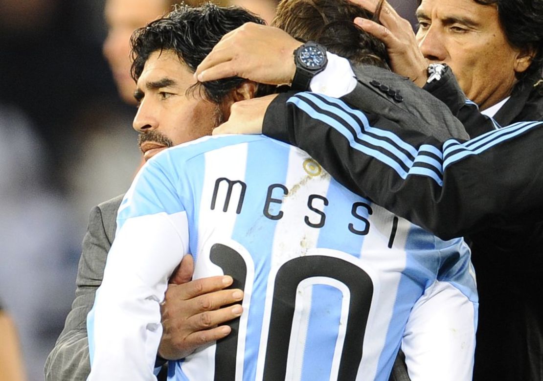 El entrenador de Argentina, Diego Maradona, abraza al delantero argentino Lionel Messi tras el partido de cuartos de final de la Copa del Mundo 2010 entre Argentina y Alemania, el 3 de julio de 2010 en el estadio Green Point de Ciudad del Cabo. Alemania ganó 4-0.