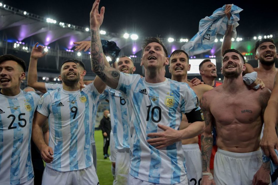 El argentino Lionel Messi (C) y sus compañeros de equipo celebran después de ganar el partido final del torneo de fútbol Conmebol 2021 contra Brasil en el estadio Maracaná en Río de Janeiro, Brasil, el 10 de julio de 2021. - Argentina ganó 1-0.