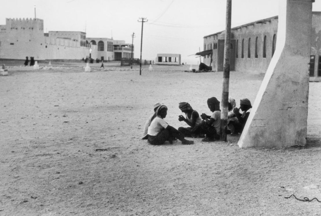 Un grupo de hombres sentados en la calle a las afueras de Doha, capital de Qatar, en septiembre de 1953.