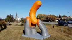 CNNE 1280930 - un cheeto gigante al borde de la carretera atrae a una multitud