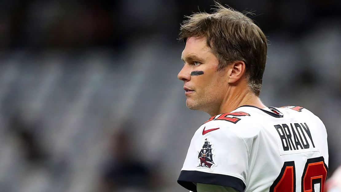 Brady se quita el casco y mira hacia la banda durante el partido de los Tampa Bay Buccaneers contra los New Orleans Saints el 18 de septiembre de 2022. Crédito: Cliff Welch/Icon Sportswire/Getty Images