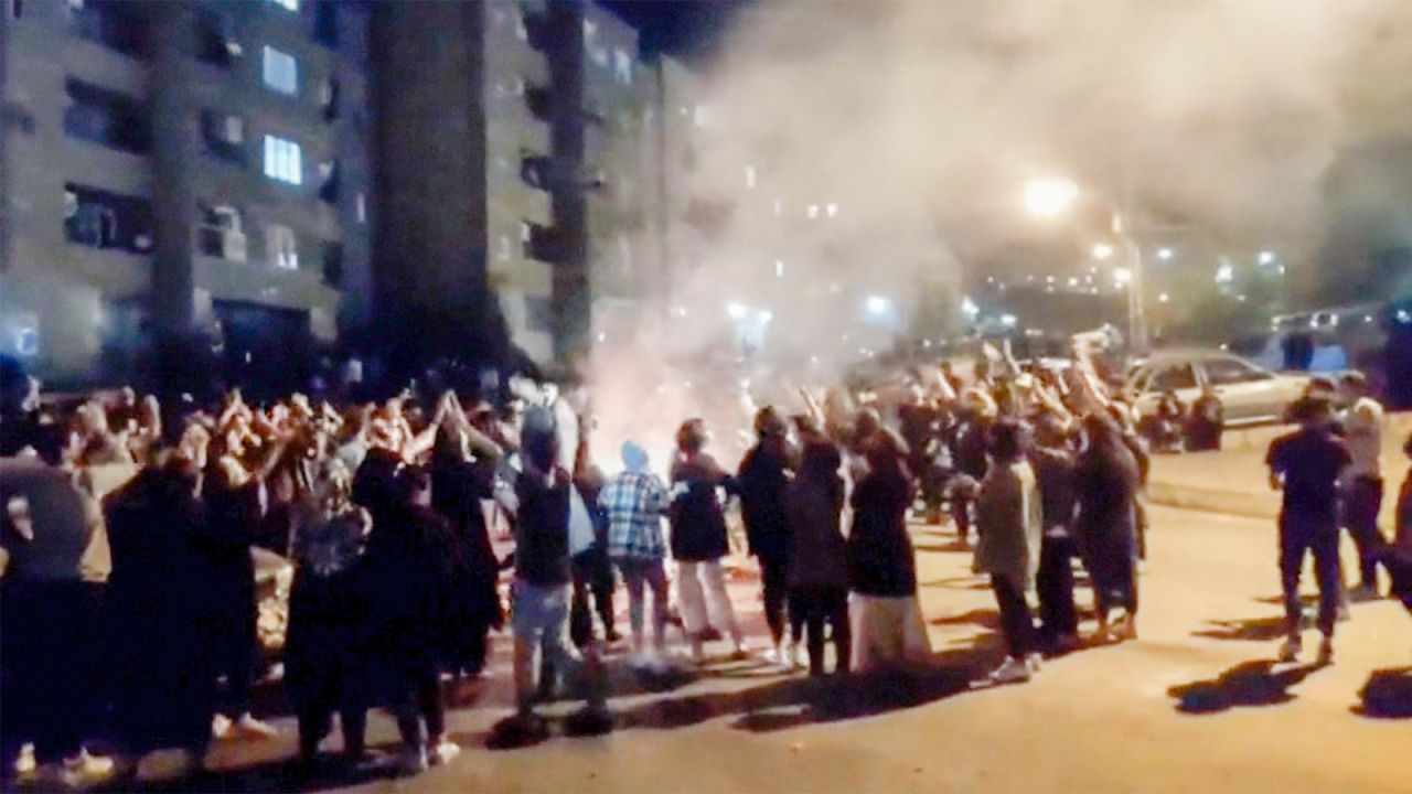 CNNE 1281222 - fuerzas de seguridad disparan "balas de grado militar" contra viviendas, dice manifestante