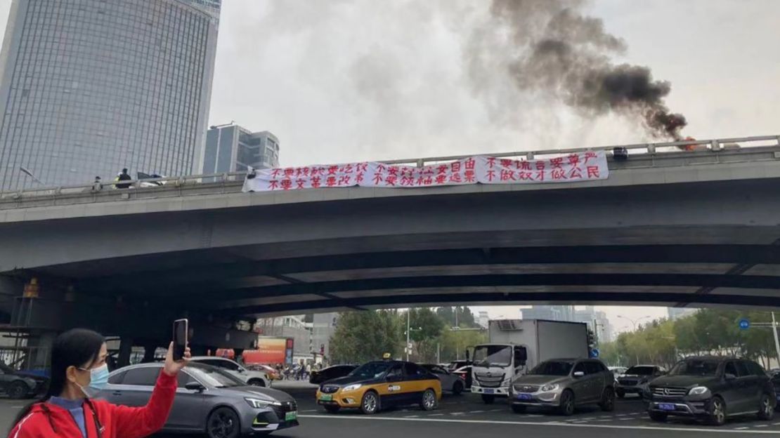 Una pancarta de protesta en el paso elevado del puente Sitong en Beijing el 13 de octubre de 2022.