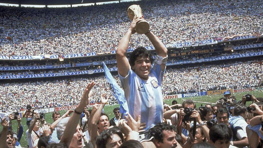 Maradona levanta la Copa del Mundo tras la victoria de Argentina contra Alemania Occidental (3-2). Crédito: Carlo Fumagalli/AP