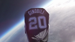 CNNE 1281562 - impresionantes imagenes de la camiseta de ginobili en el espacio