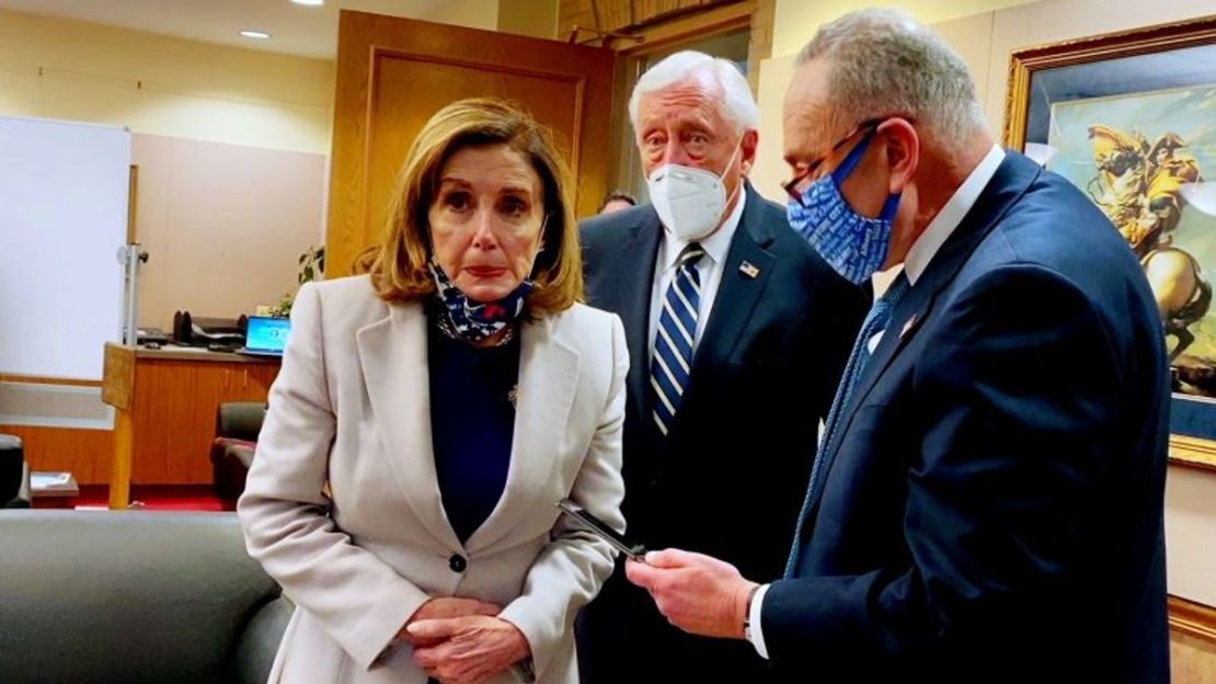 La presidenta de la Cámara de Representantes, Nancy Pelosi (izquierda), observa la cobertura televisiva de la insurrección del 6 de enero, mientras que el líder de la mayoría de la Cámara de Representantes, Steny Hoyer (centro), y el entonces líder de la minoría del Senado, Chuck Schumer, hablan por teléfono con funcionarios sobre la seguridad del Capitolio de EE.UU.